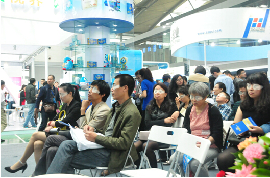 王寧利蒞臨好視力科技展位 談眼病預(yù)防大于治療