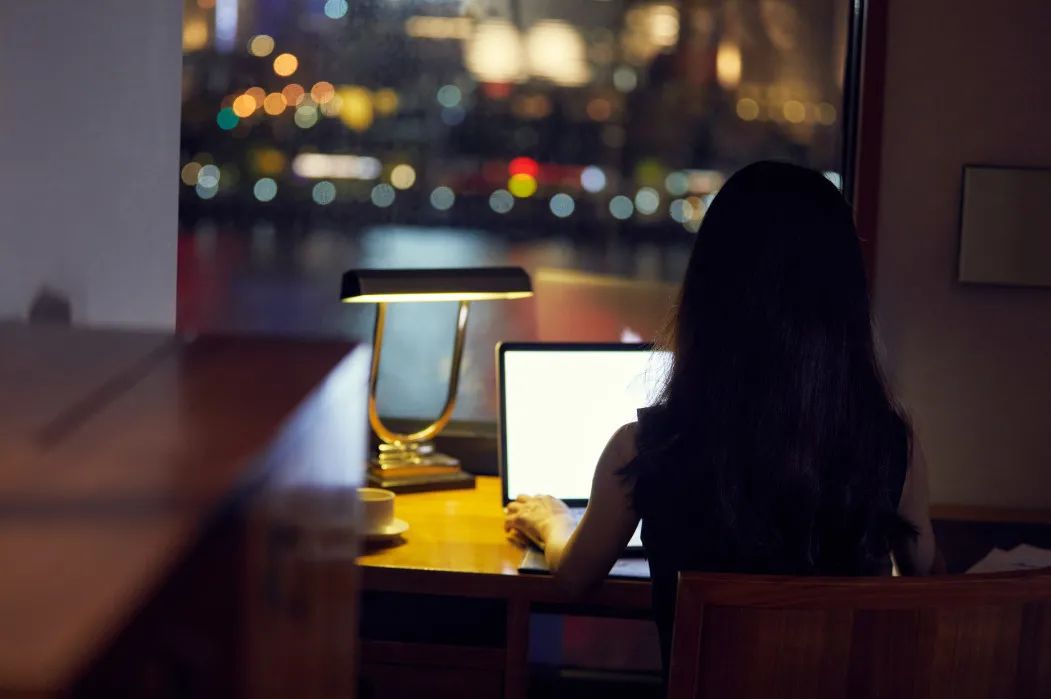 警惕！長(zhǎng)期熬夜玩手機(jī)危害這么大！