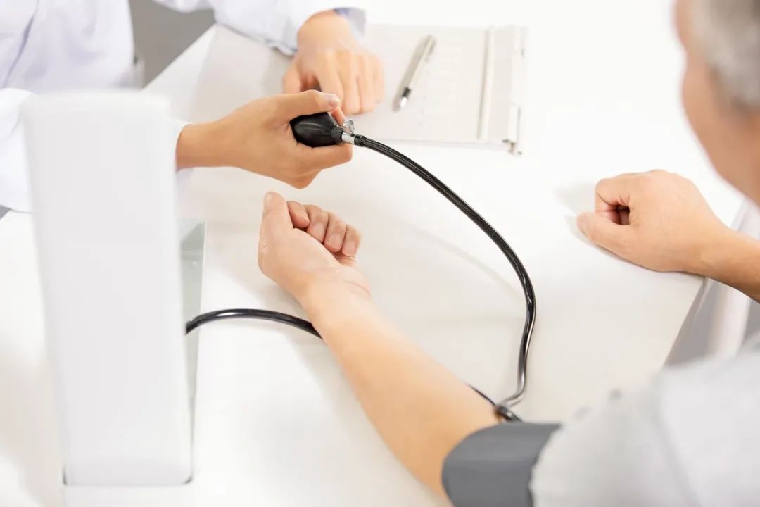 眼睛出現(xiàn)這3種癥狀，警惕高血壓來襲